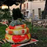 Le gomme d�auto dipinte diventano allegri vasi